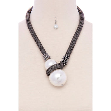 OVER SIZED PEARL NECKLACE